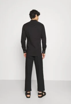 Pier One Muscle Fit Stand- Overhemd - Black -Pier One Mannenmode 0baebc4f5c6545e38aaa3b4f90cebbda