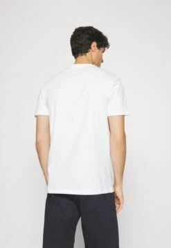 Pier One V Neck Bird Tonal 3 Pack - T-Shirt Basic - White/Dark Green/Black 11 Pier One V Neck Bird Tonal 3 Pack - T-Shirt Basic - White/Dark Green/Black -Pier One Mannenmode 0f13db0ef61044e1968e599be05b7931