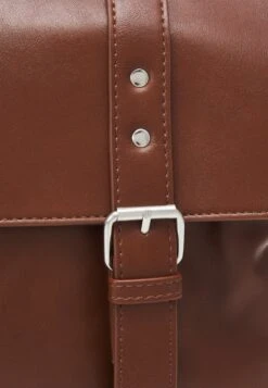 Pier One Schoudertas - Brown 10 Pier One Schoudertas - Brown -Pier One Mannenmode 13681cf0e15d4e7a880bcd49346bf5a1