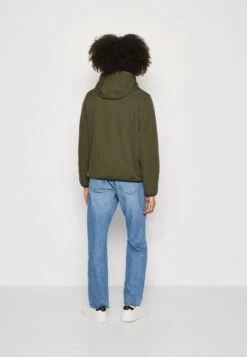 Pier One Regenjas - Olive 10 Pier One Regenjas - Olive -Pier One Mannenmode 201a940e9ad84ffa9c0c24c0039d760e