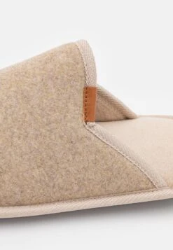 Pier One Pantoffels - Beige -Pier One Mannenmode 4bb8e183218649be8d160cd154643fa0