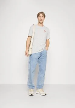 Pier One T-Shirt Print - Light Grey 8 Pier One T-Shirt Print - Light Grey -Pier One Mannenmode 4e8a1f92e3824c67ada26418b5102f8e