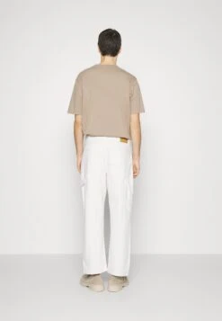 Pier One Carpenter Colored Twill- Straight Leg Jeans - Off-White -Pier One Mannenmode 4fab3a7ad84e43dfa273cbbbc4f63ebc