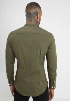 Pier One Muscle Fit Stand- Overhemd - Oliv 9 Pier One Muscle Fit Stand- Overhemd - Oliv -Pier One Mannenmode 6203a98ce2074a57aa2427fe331f99cb