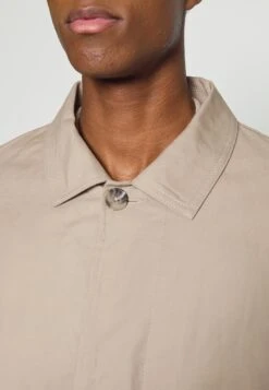 Pier One Commuter Coat- Halflange Jas - Tan 13 Pier One Commuter Coat- Halflange Jas - Tan -Pier One Mannenmode 64e4c0abaebf41b497d5537b02c36b22