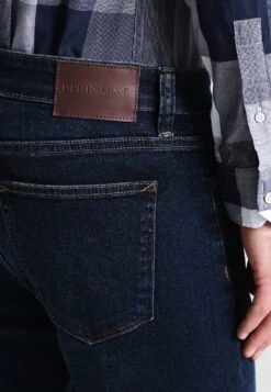 Pier One Basic - Straight Leg Jeans - Dark Blue Denim -Pier One Mannenmode 7aa5df5983c44365808e18ddcad2589e