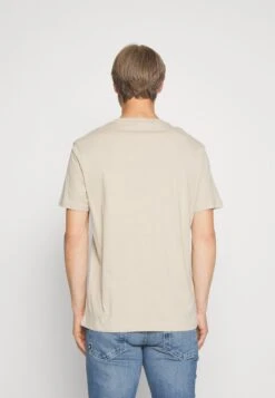 Pier One 3 Pack - T-Shirt Basic - Dark Blue/Beige/Dark Brown 11 Pier One 3 Pack - T-Shirt Basic - Dark Blue/Beige/Dark Brown -Pier One Mannenmode 9df0fb4c9545425fbbb746b4fa5cf030