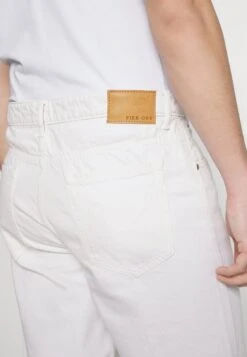 Pier One Colored Twill White Denim - Jeansshort - White Denim -Pier One Mannenmode a636a2d6a4a8465daf4783bb72a28209