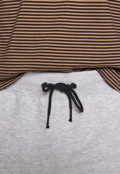 Pier One 2 Pack - Shorts -Light Grey /Black -Pier One Mannenmode c4d577d8c6314b53bc4b281d9e735af0