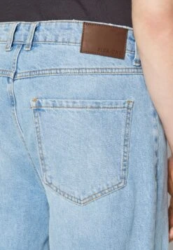 Pier One Distress On Knees - Relaxed Fit Jeans - Light Blue Denim 11 Pier One Distress On Knees - Relaxed Fit Jeans - Light Blue Denim -Pier One Mannenmode ef0878bf5af4400aa54a42825fa794da